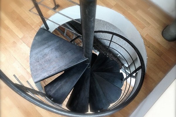 Escalier hélicoidal en acier brut