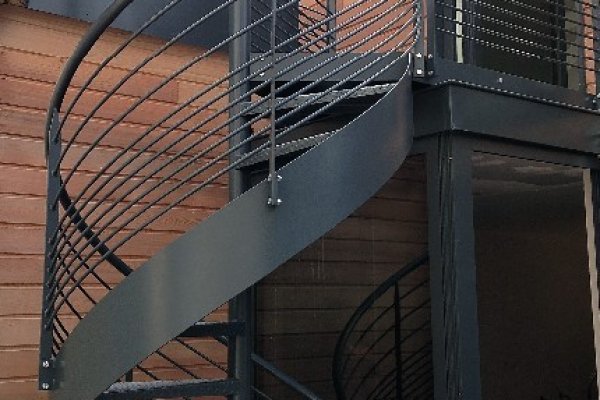 Escalier hélicoidal en acier laqué