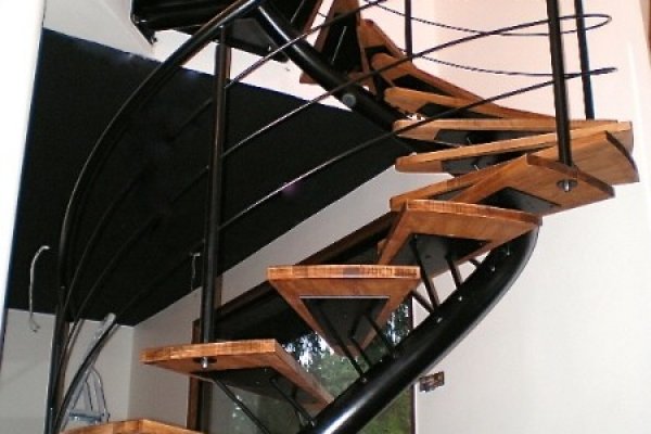 Escalier débillardé acier laqué/bois