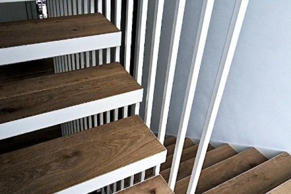 Escalier suspendu acier laqué/bois