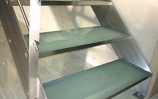 Escalier à limons latéraux inox/verre