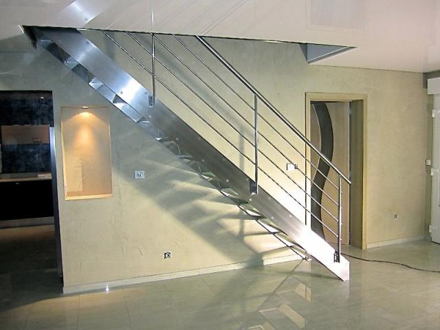 Escalier à limons latéraux inox/verre