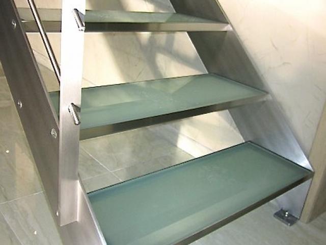 Escalier à limons latéraux inox/verre