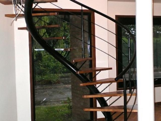 Escalier débillardé acier laqué/bois