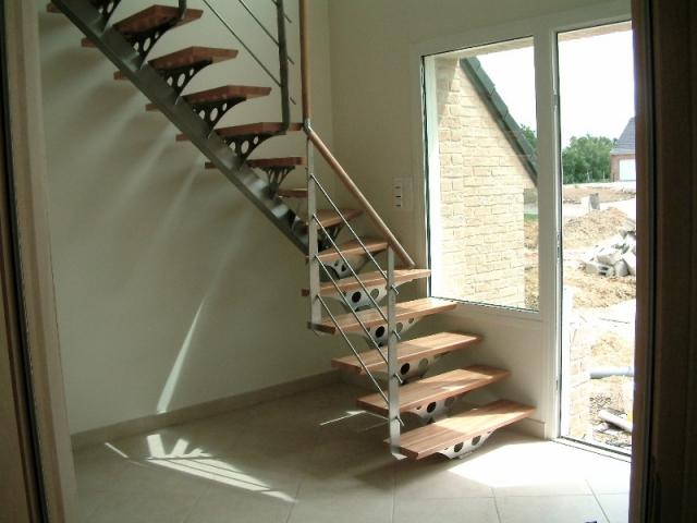 Escalier à limon central en inox/bois