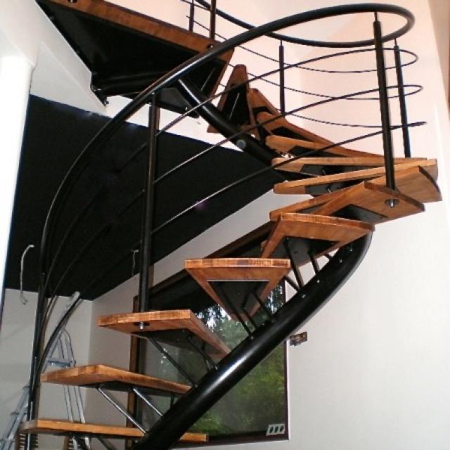 Escalier débillardé acier laqué/bois